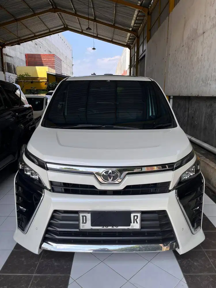 TOYOTA Voxy 2.0 A/T 2018