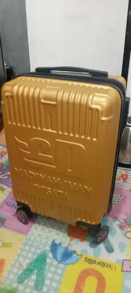 Koper bekas untuk pakaian