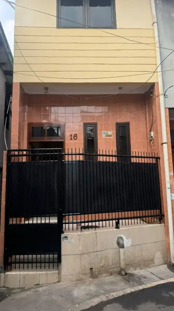 DIKONTRAKKAN RUMAH 3 LANTAI 3 KAMAR TIDUR DI SAWAH BESAR JAKARTA PUSAT