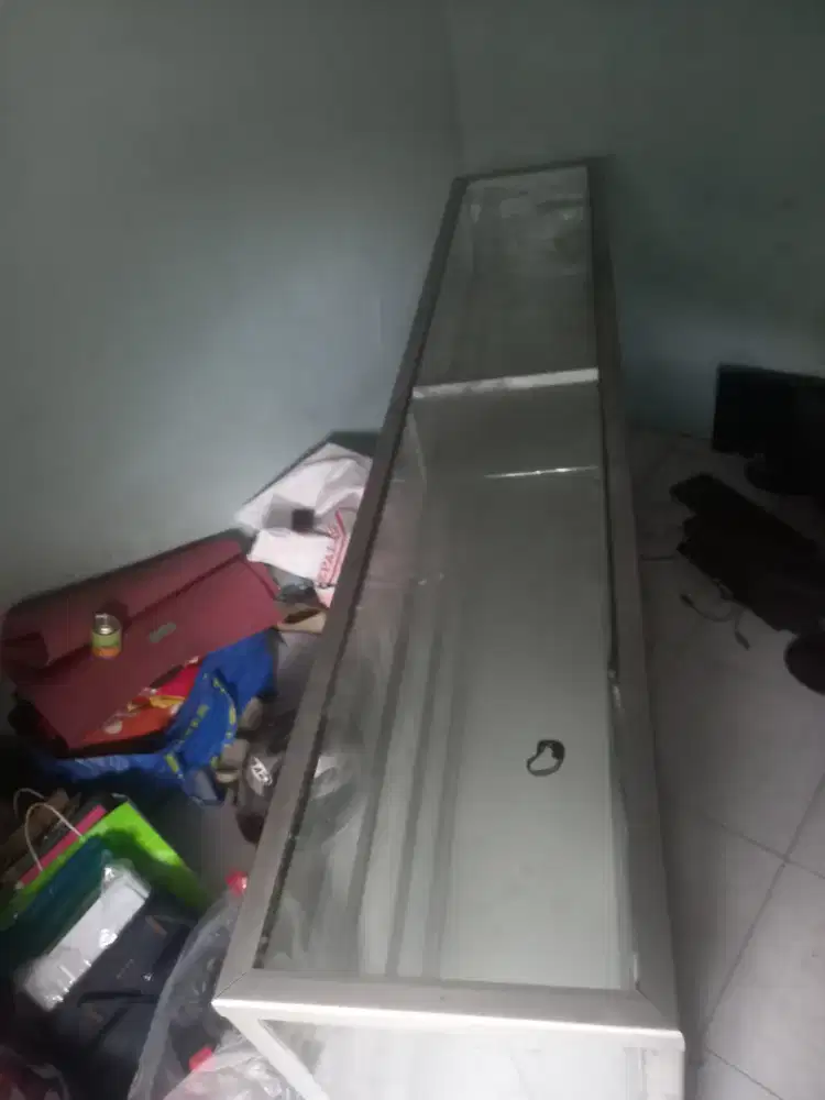 Etelase kaca jualan