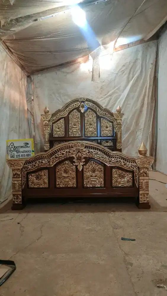 Tempat tidur ukir gebyok jati