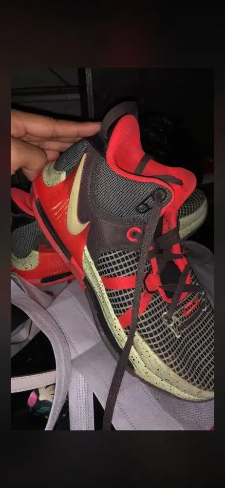 SEPATU OLAHRAGA