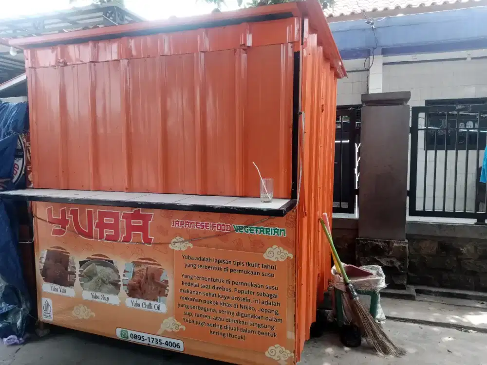 Booth container