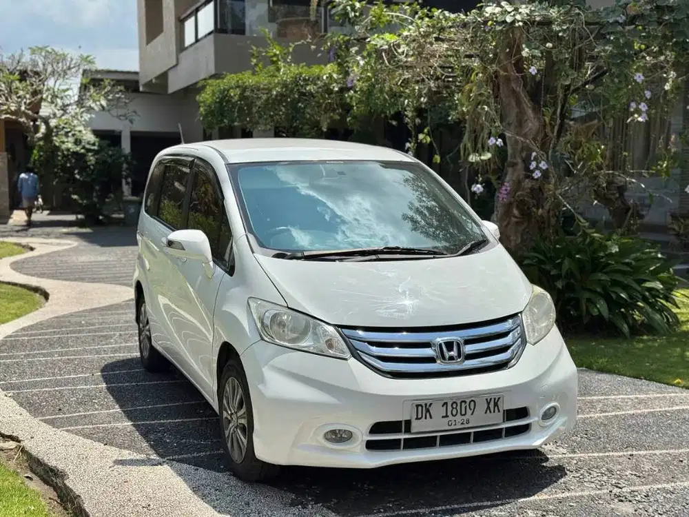 Honda Freed Psd 2014 putih aslibali DP 20jt