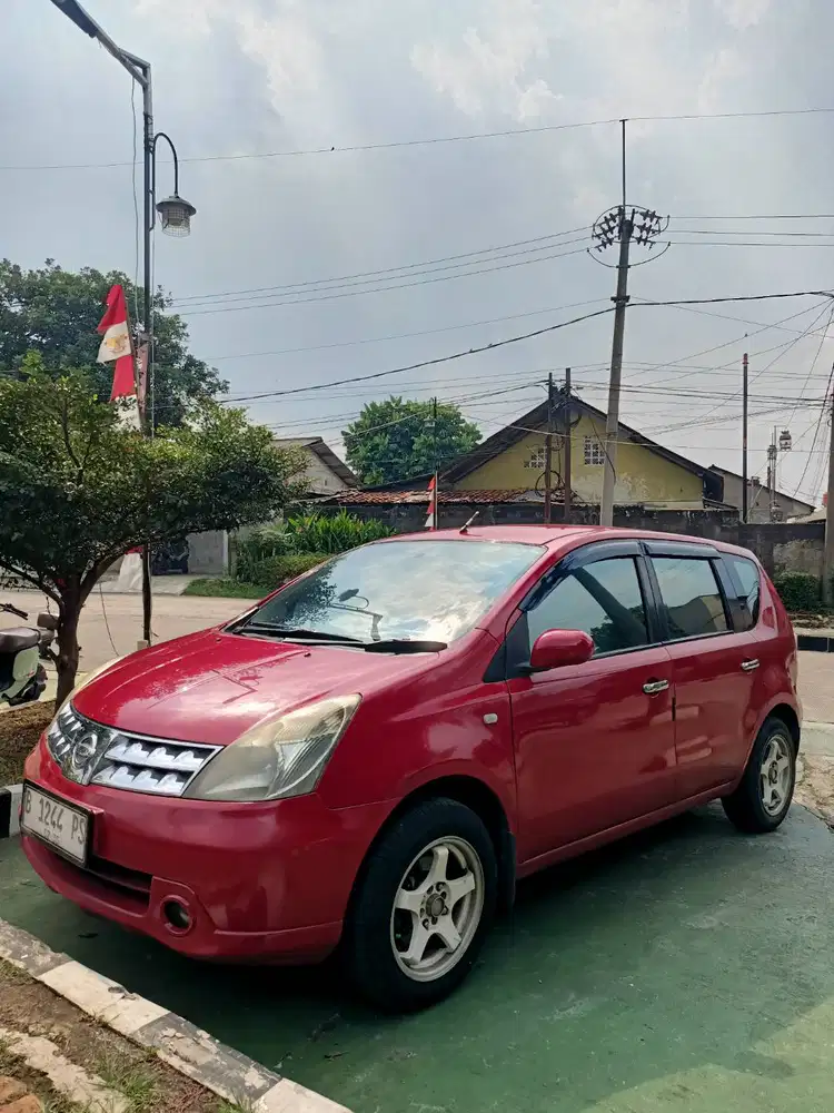 DIJUAL NISSAN LIVINA XR 1.5 AT