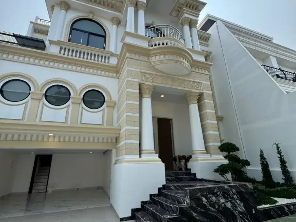 Dijual Rumah Medit Boulevard, Uk. 12X30, 2.5 Lantai, 5+2 KT, Hadap Timur, SHM, Rp 17 M