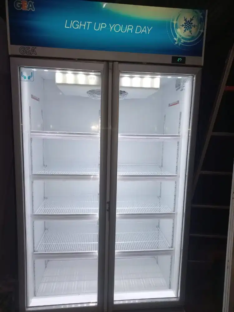 Showcase 2pintu merk gea