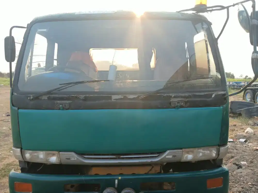 Head trailer Nissan PKC 211 tahun 2003