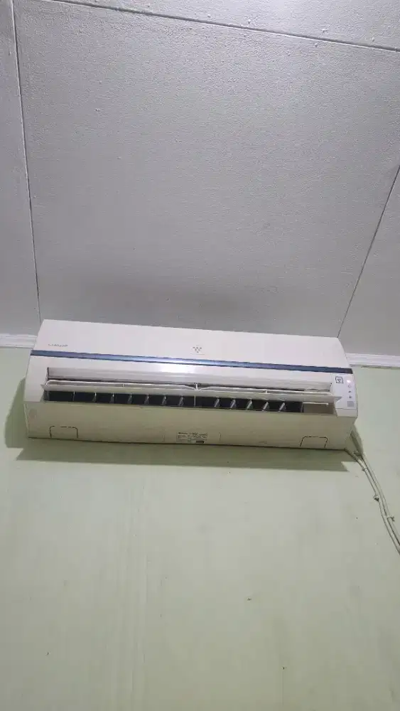 Ac Sharp inverter 1pk masih berfungsi dan nempel di tembok