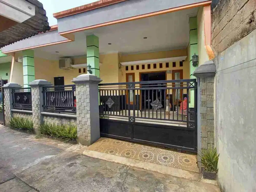 Di jual kondisi butuh aja rumah ukuran yg sangat luas rapih terawat