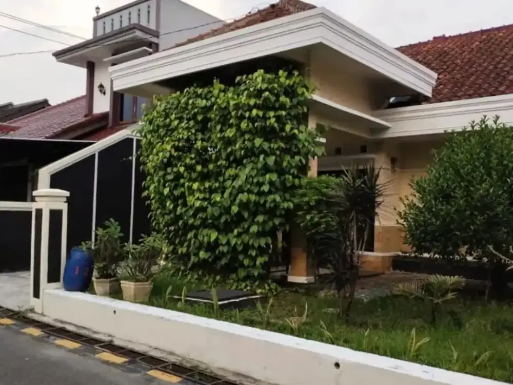 Dijual Rumah Luas 1,5 Lantai, LT 238 m², 4+1 KT, Garasi 2 Mobil