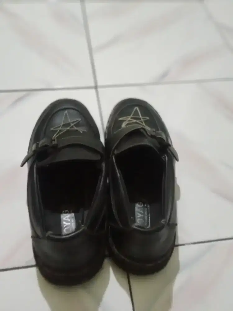 2 pasang sepatu