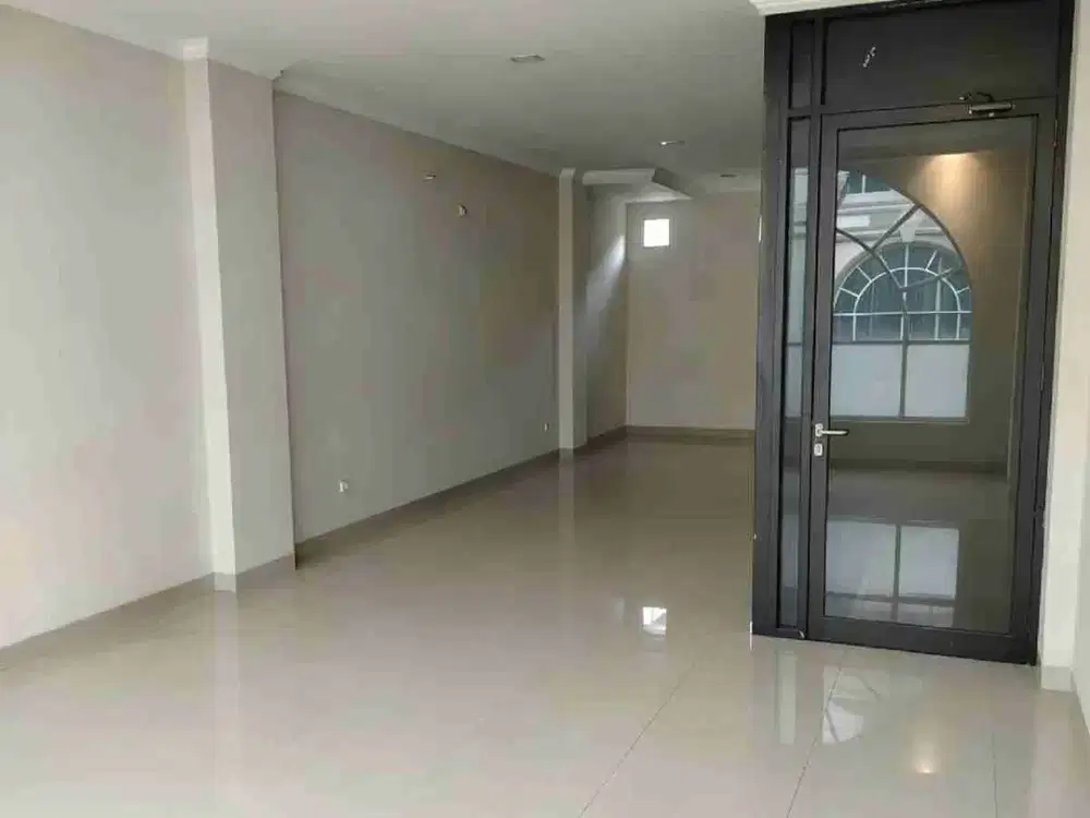 Disewakan Ruko Bangunan 3 Lantai Full Posisi Dekat Ke Jalan Utama Siap Pakai Di Grand Galaxy City. Kota Bekasi
