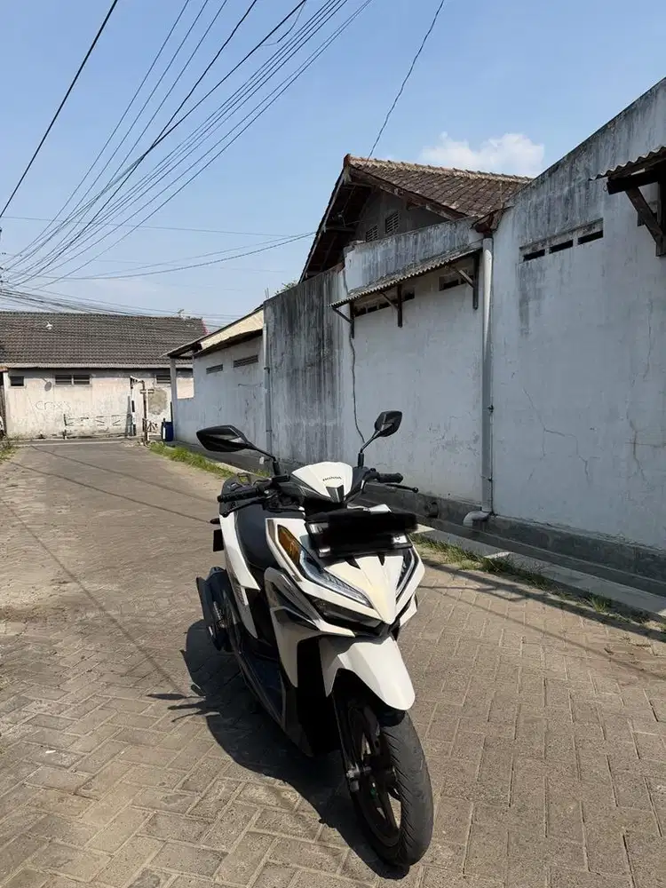 VARIO ISS 2023 PUTIH