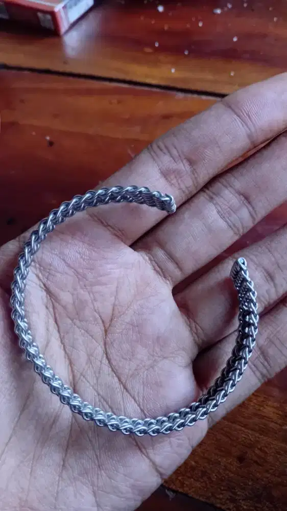Gelang rajut dari Papua