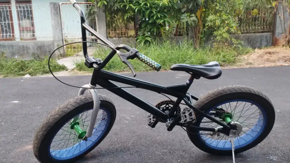 Sepeda bmx ukuran 20 ban besar