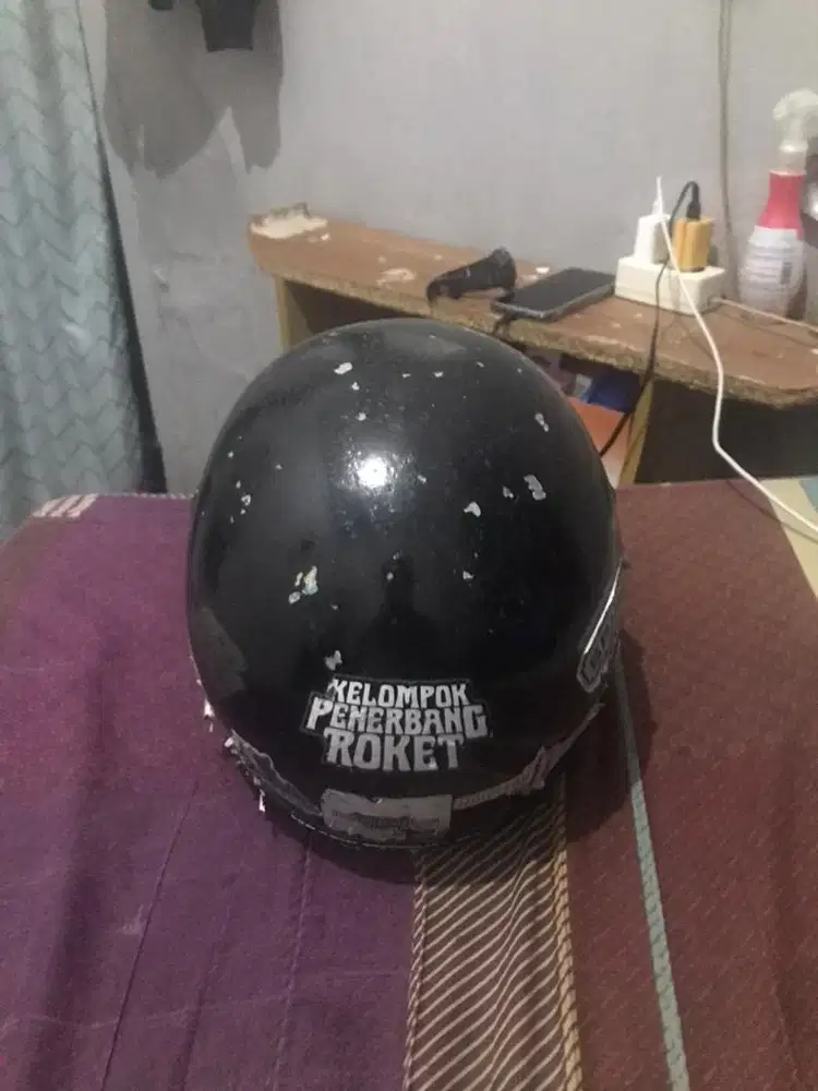 Helm cakil bekas