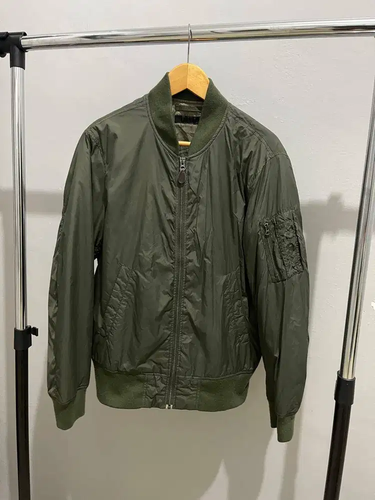 Jaket bomber Uniqlo hijau army size M original 100%