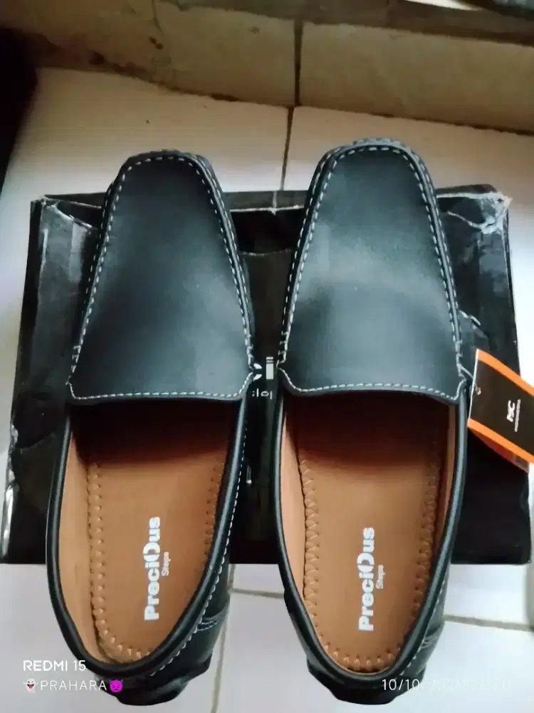 Sepatu Slop pria ukuran 44 slim atau 43 gede kondisi baru