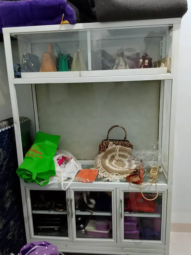 Lemari tv kaca almunium
