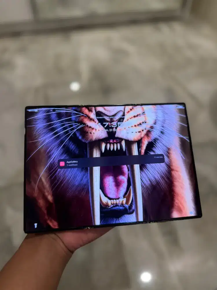 Huawei Mate XT Tri Fold Nebula Red