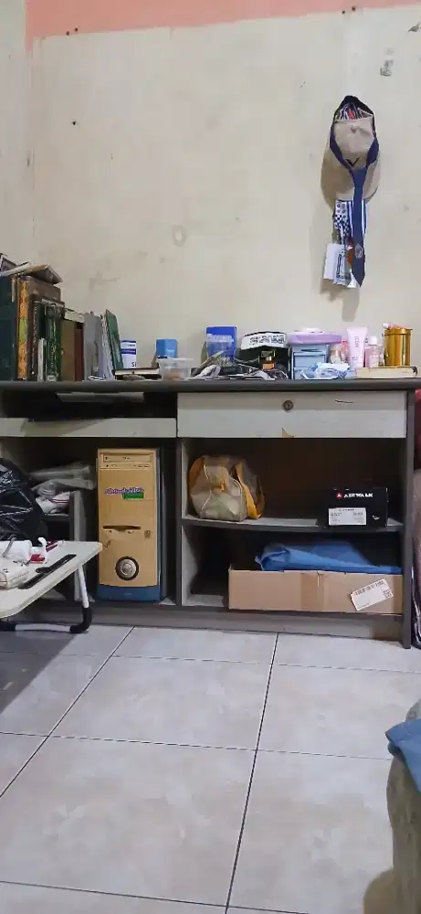 Meja Komputer dengan rak penyimpanan