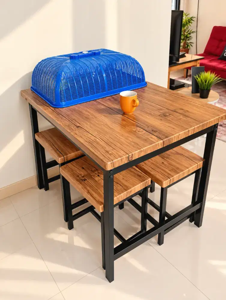 Meja makan 4 kursi