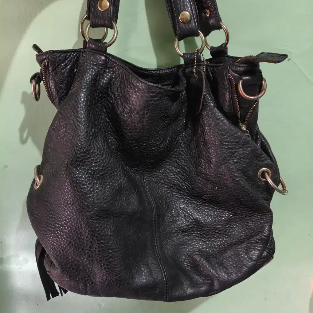 Tas Selempang Wanita Hitam Preloved Berbahan Kulit