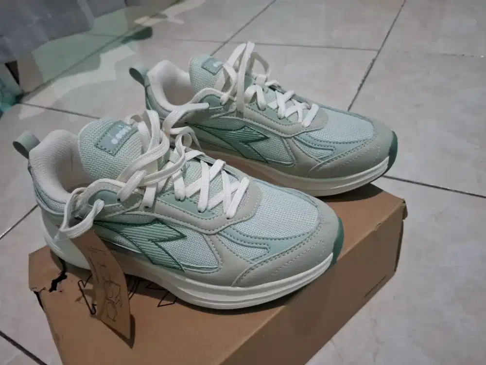 Sepaaatu diadora di jual karna kekecilan