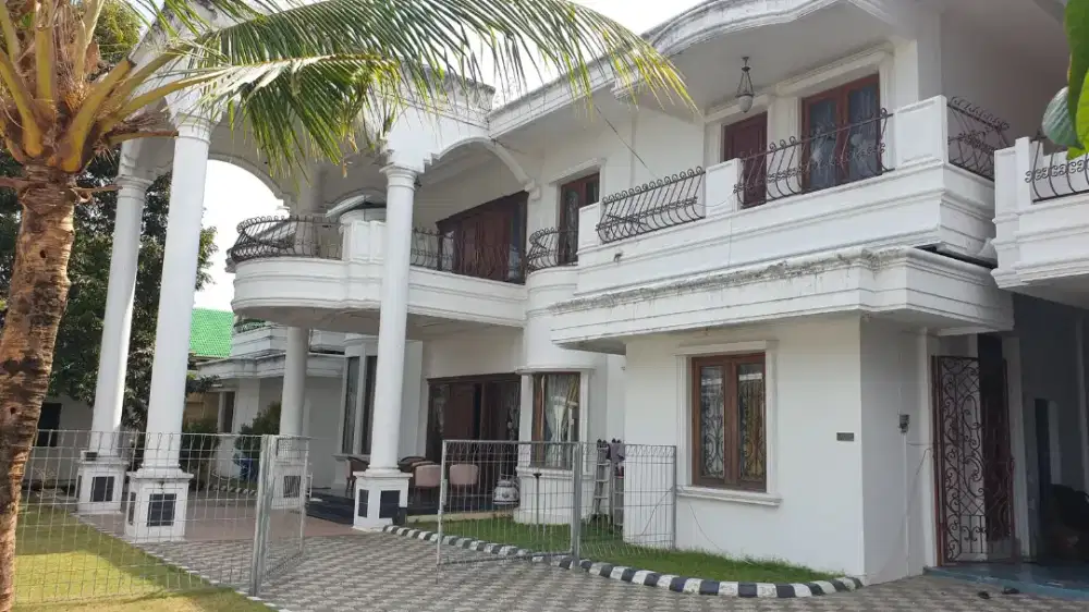 RUMAH MEWAH MEGAH Barat XT Square Jogja Kolam Renang ,Pendopo,Kantor.