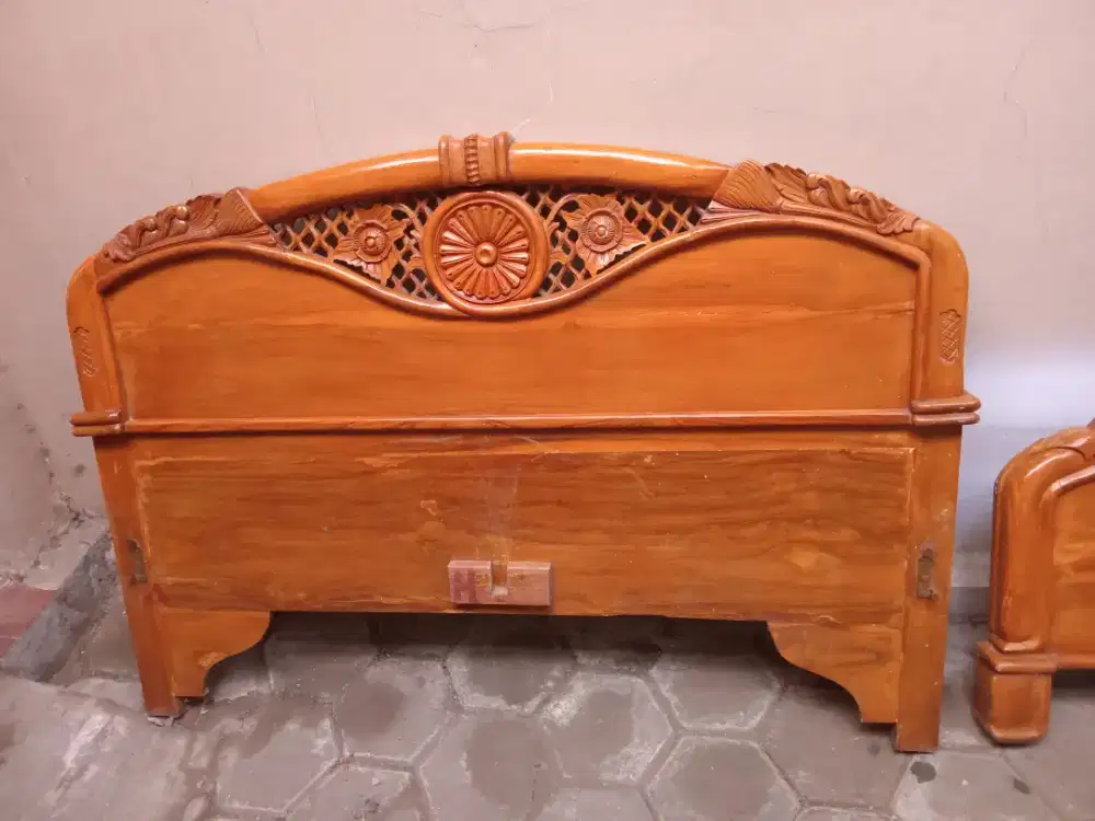 Ranjang Kayu Jati