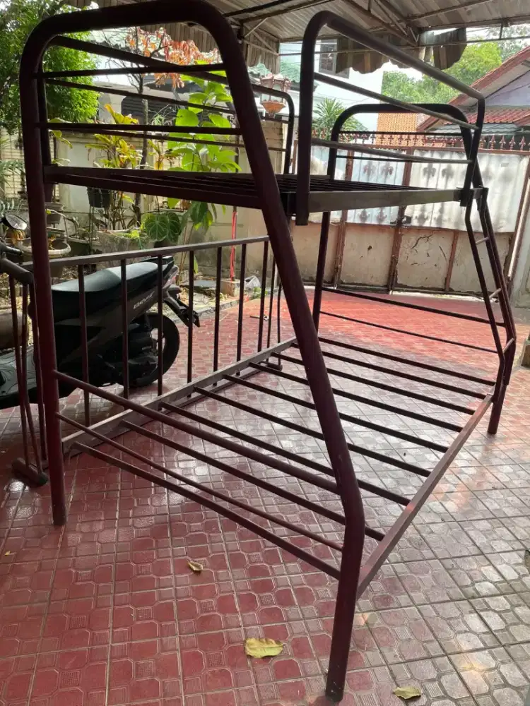 Ranjang besi susun di jual cepat
