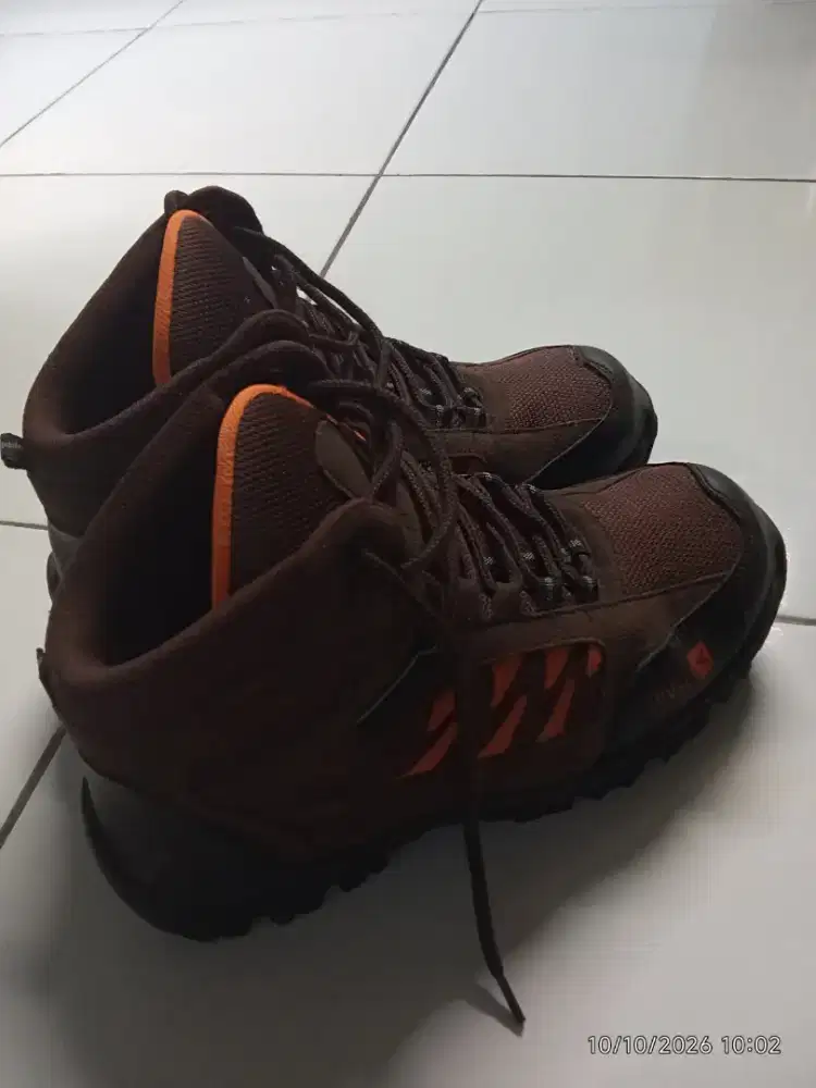 SEPATU GUNUNG LAVIO