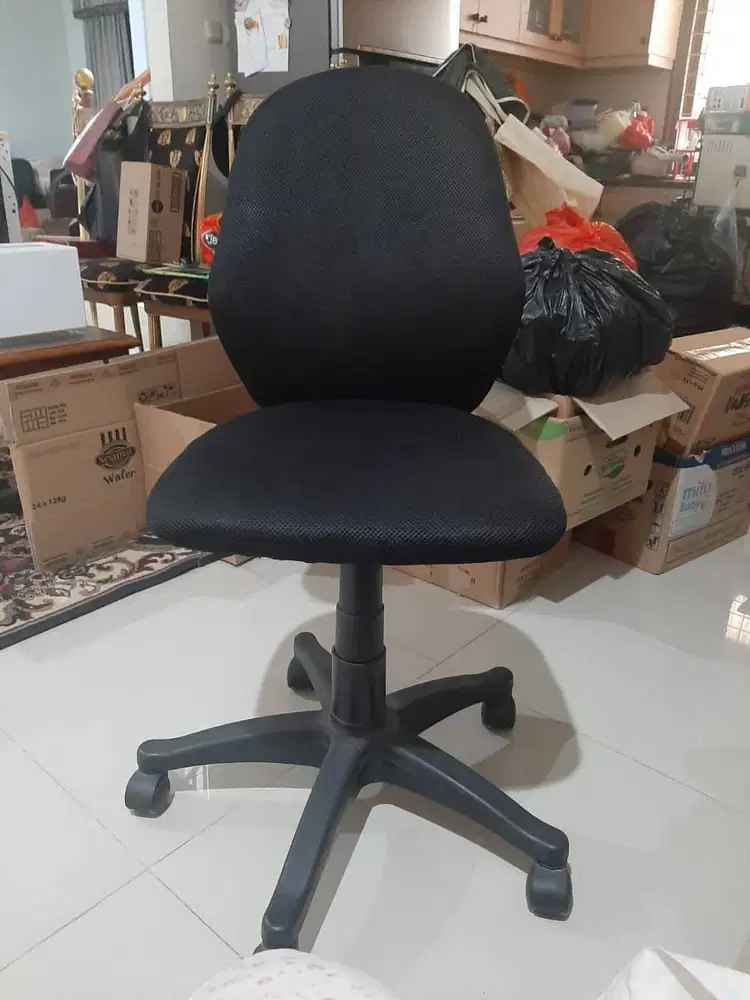 2 kursi kantor beroda.