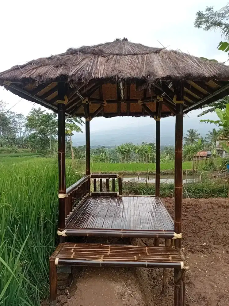 Saung bambu hitam