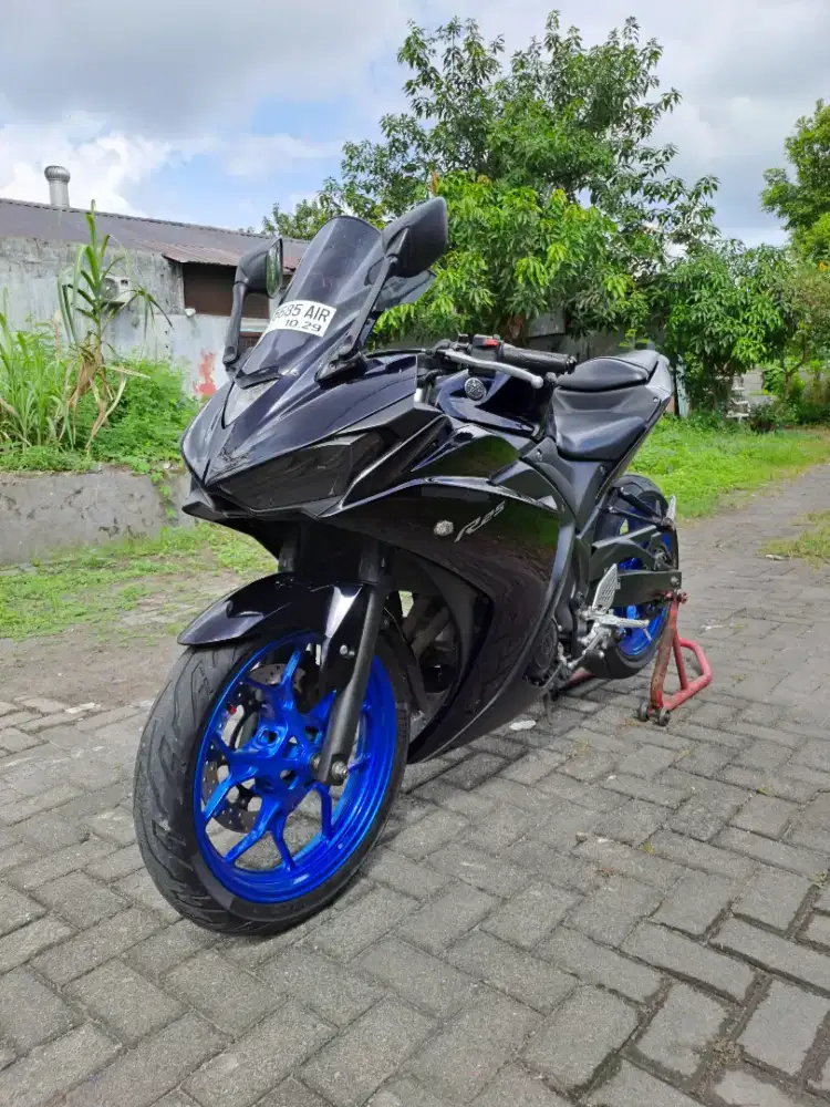 Yamaha R25 2018 Hitam