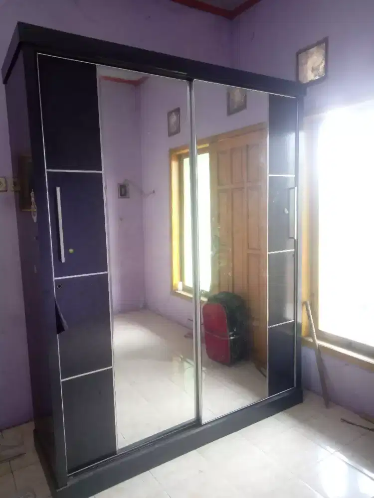Lemari Pakaian Besar