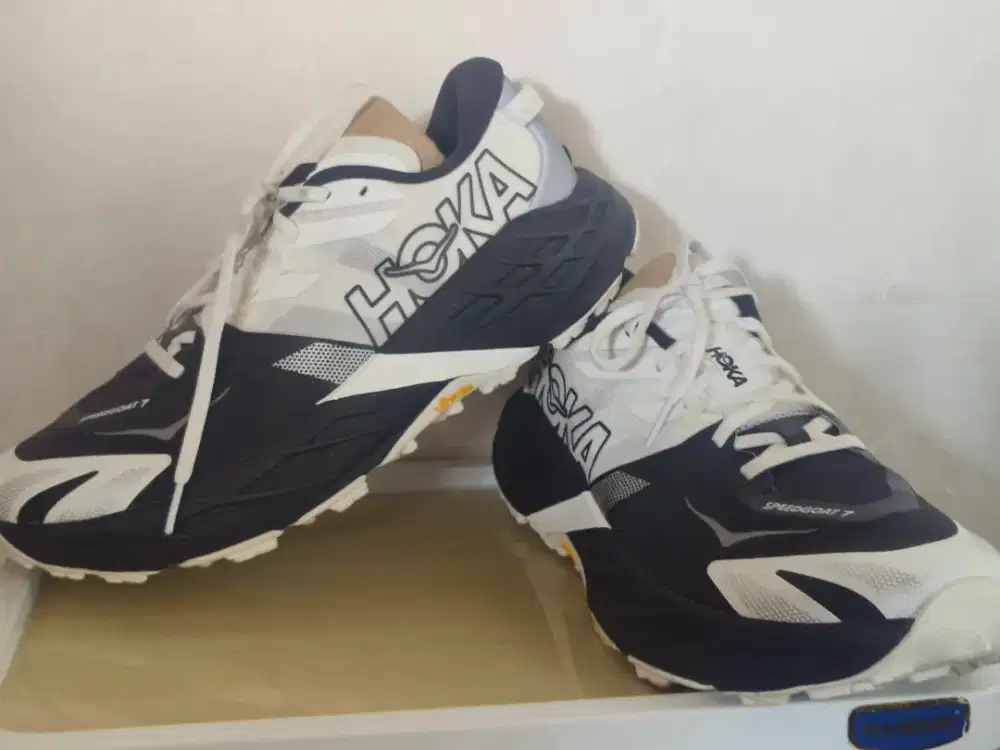 Dijual sepatu hoka ori bekas seperti baru