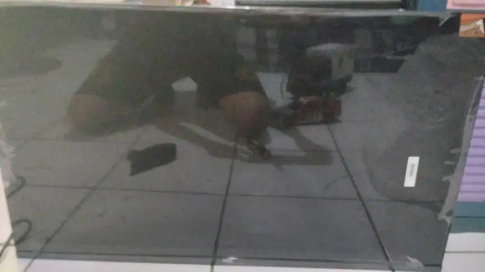 Bismillah permisi admin kali ad yg minat tv tcl kondisi sesuai difioto