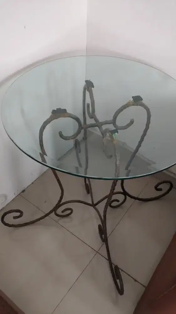 Meja kaca dan dudukannya besi ukir