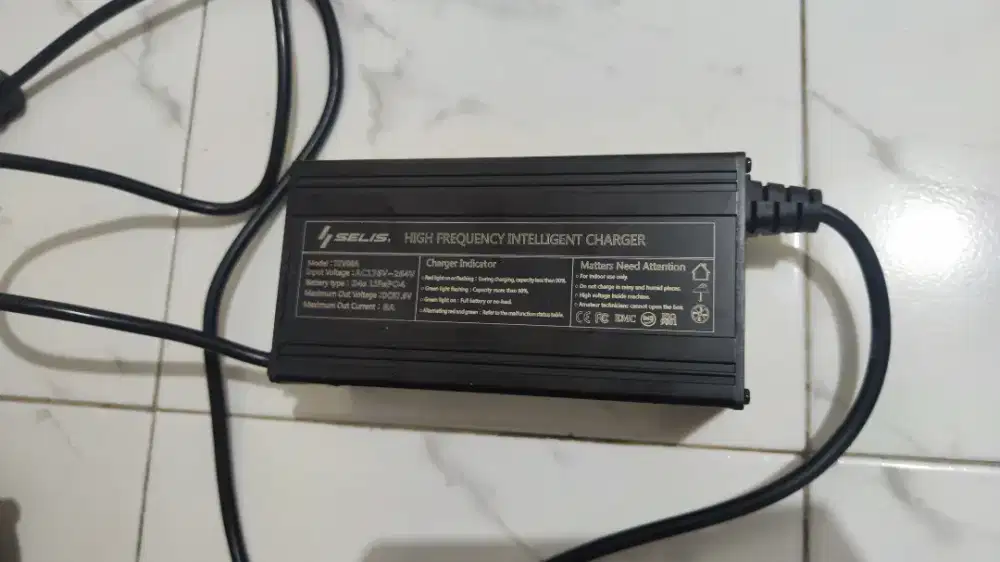 Charger motor listrik merk Selis Emax