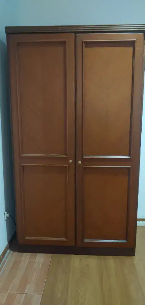 Lemari pakaian kayu