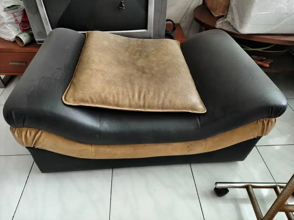 DI JUAL 1 SET SOFA KULIT BEKAS (2 PCS) KONDISI BAGUS TERAWAT