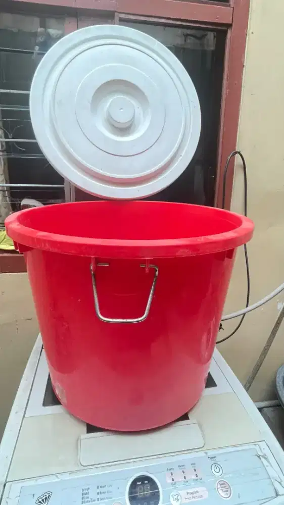 Ember pake tutup warna merah