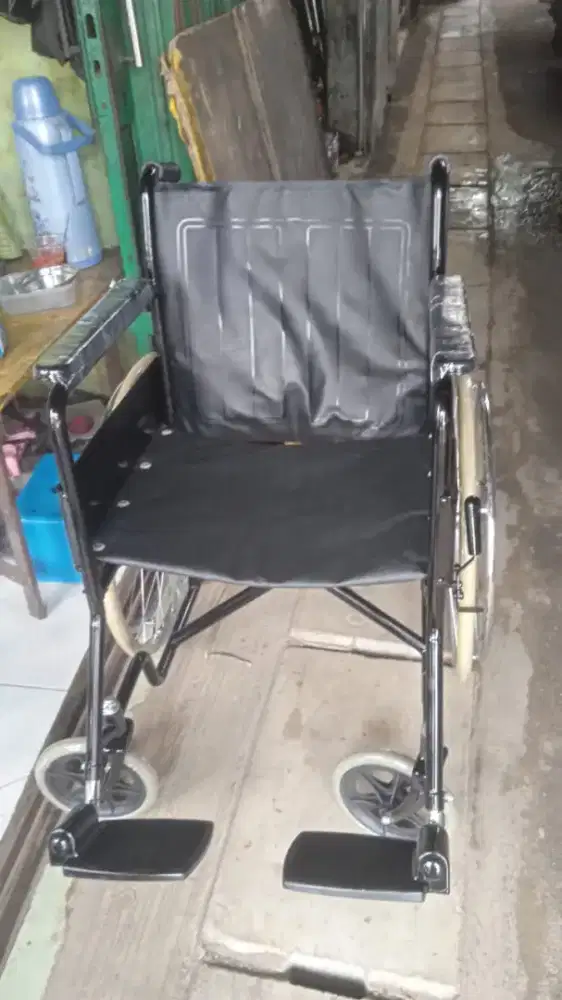 Kursi roda bekas siap pakai