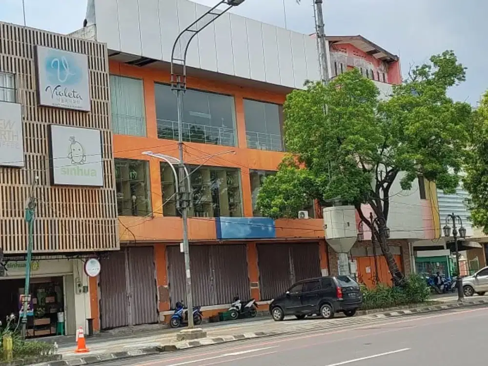 Di sewakan Ruko 3 Lantai lokasi premium di Jl. Brigjen Slamet Riyadi  Solo luas tanah besar + cocok untuk bisnis