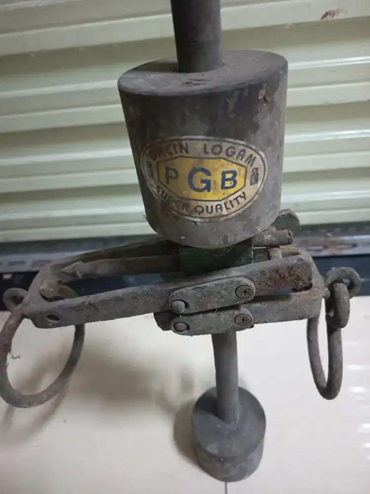 Timbangan gantung 50 kg kuningan