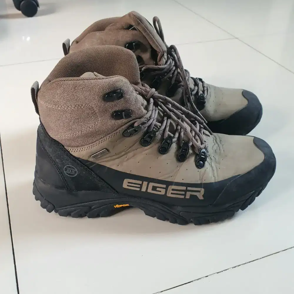 Sepatu gunung Eiger Plum 2.0
