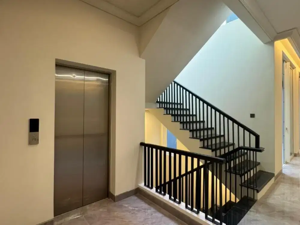 *Unit Langka*Baru Gress 3 Lantai Rumah Grand Peninsula, Hadap Timur, Row 3 Mobil Lega
