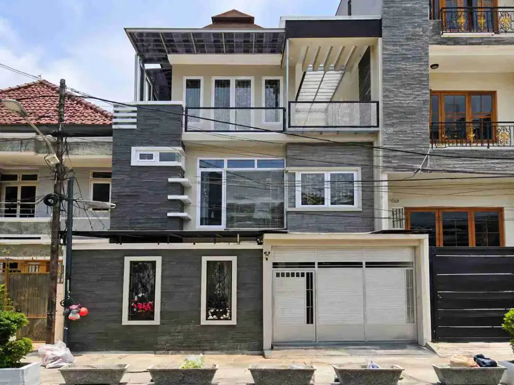 RUMAH PREMIUM 3 LANTAI TAMAN RATU RAYA JAKARTA BARAT – LT 160 M, HADAP TIMUR
